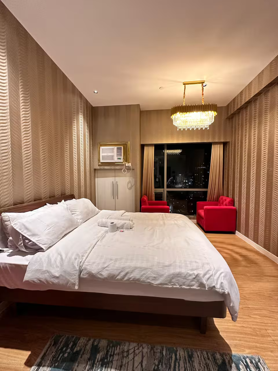 4006 - Novotel Acqua Near Poblacion Rockwell + Free Pool