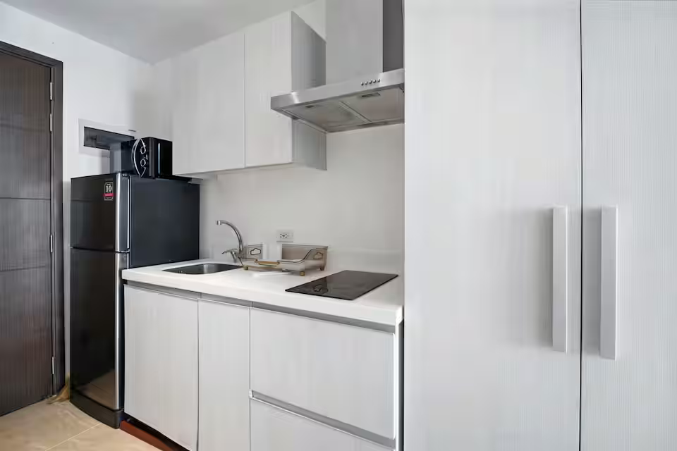 3305 - Novotel Acqua Near Poblacion Rockwell + Free Pool