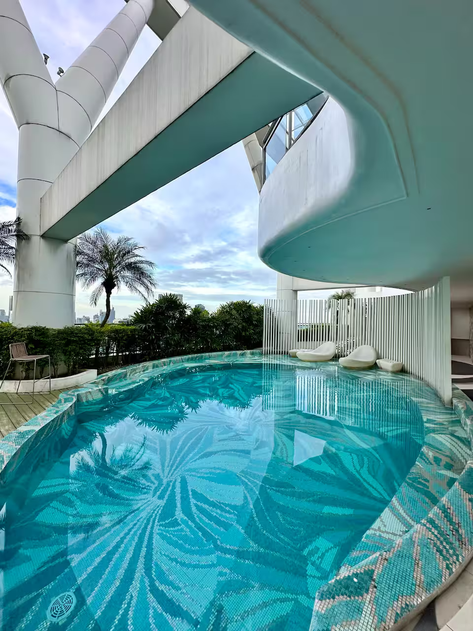 801 - 1BR Acqua Near Poblacion Rockwell + Free Pool